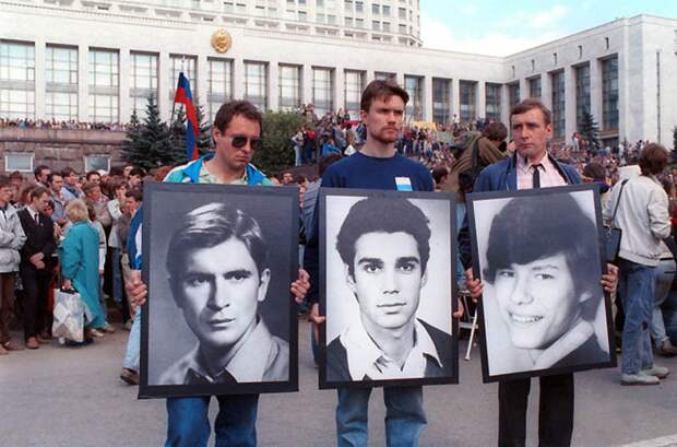 Ранее уже публиковал такие подборки фотографий об эпохах Хрущёва и Брежнева. А теперь — о менее долгой эпохе Горбачёва (1985—1991)...-90