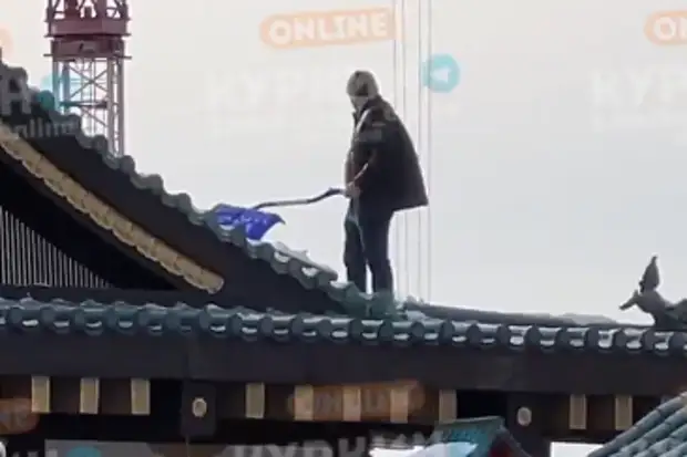 Супергерои вышли на улицы Куркина на борьбу со снегом