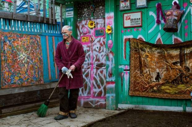 77-летний Спартак стал звездой фрик-шоу на подиуме Екатеринбурга