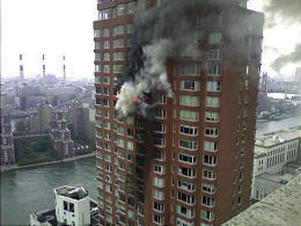 2006год.  Легкий самолет Cirrus SR20 протаранил 50-этажный небоскреб в Нью-Йорке. Самолет врезался в высотку на уровне 20-го этажа. В здании вспыхнул пожар.