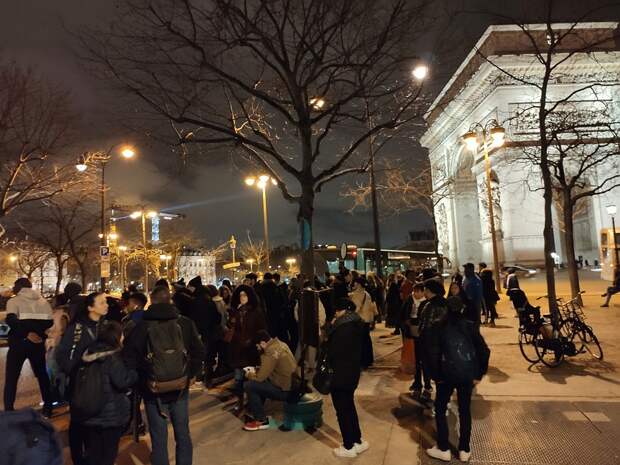 Это не стихийный митинг, а очереди на остановках общественного транспорта в обычный вторник Фото: Алексей ИВАНОВ