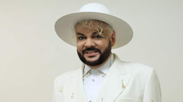 Филипп Киркоров поцеловал Ольгу Бузову прямо в сердце: видео Super