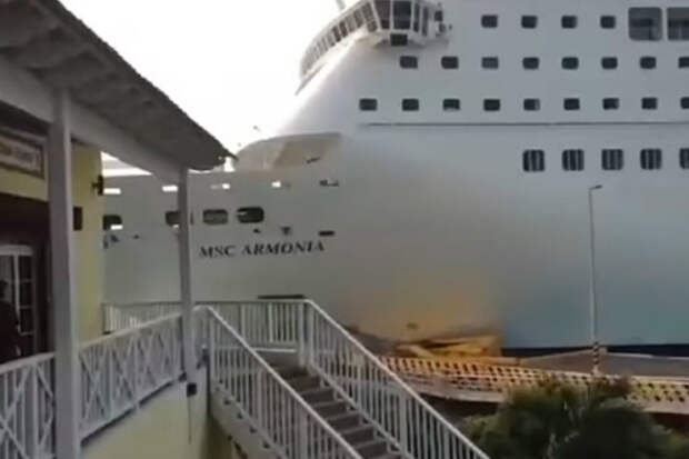 Огромный круизный лайнер протаранил причал прямо перед камерами туристов