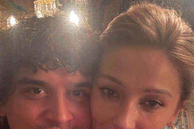 Блогерша Ивлеева в бархатном корсете вышла на публику с мужем Бегаком