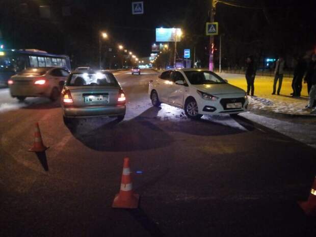 В Твери на проспекте Чайковского столкнулись две иномарки