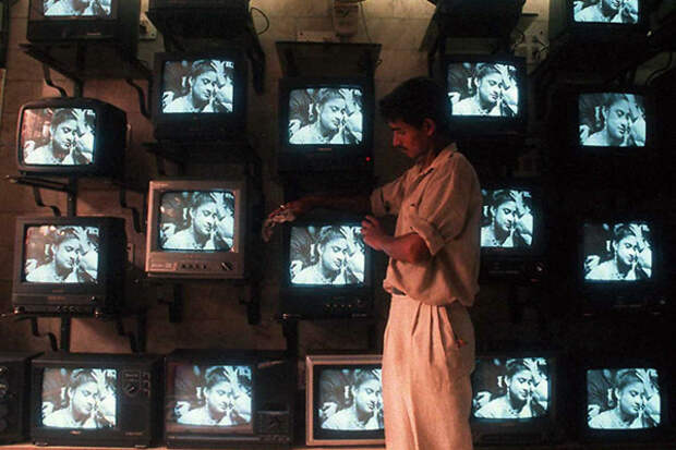 Продавец телевизоров в Дели, 1996 год. Фото: Douglas E. Curran / AFP / East News