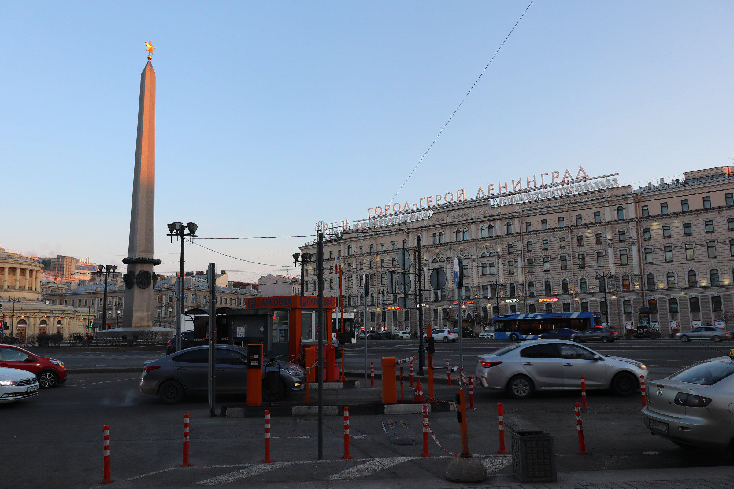 Зашли в номер Азимут-отеля в Петербурге, выглянули в окно и обалдели