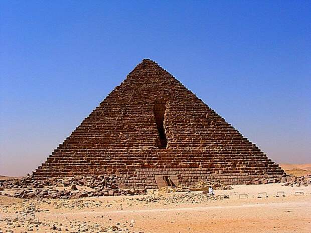 Menkaure's_Pyramid