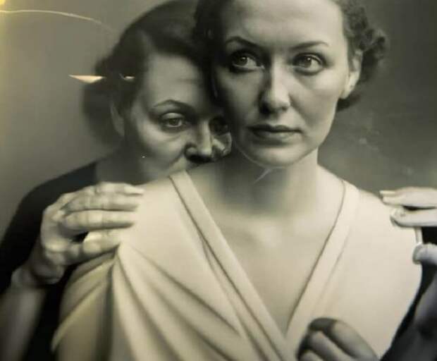 Неестественные руки и глаза в сгенерированных фото. Фрагмент сгенерированного фото, которое победило на фотоконкурсе Sony World Photography Award. Неестественные руки и глаза в сгенерированных фото. Фрагмент сгенерированного фото, которое победило на фотоконкурсе Sony World Photography Award. Фото.