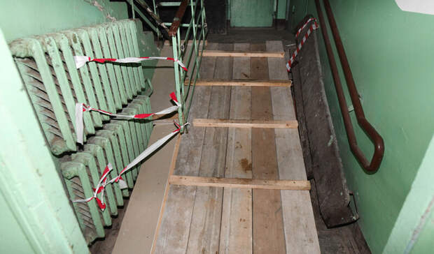 Жители казанского дома месяц будут жить без лестницы в подъезде