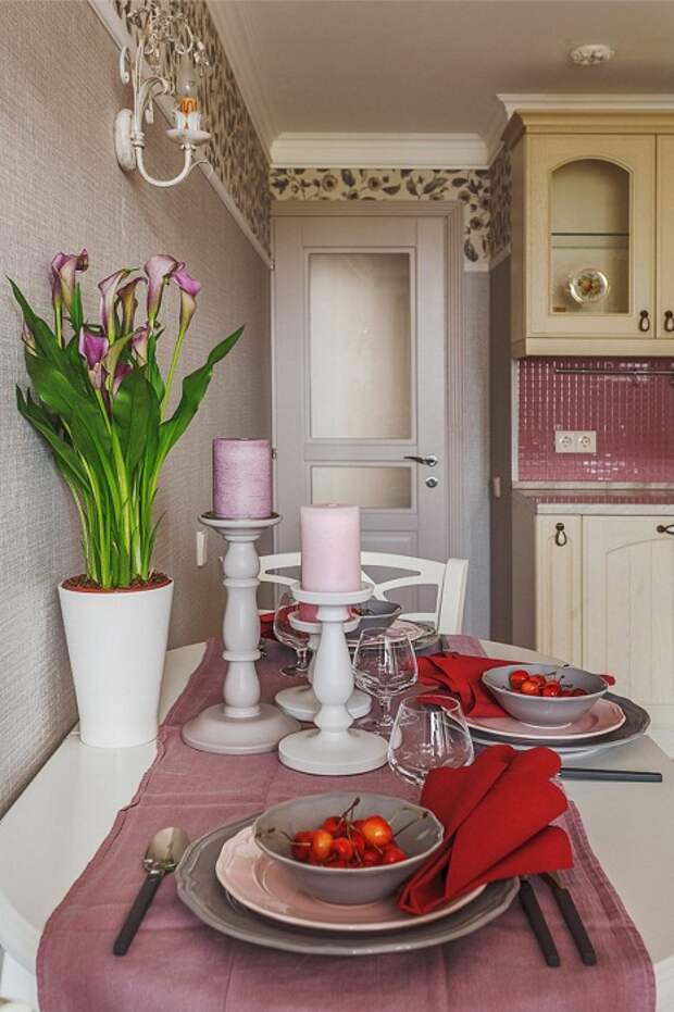 Сиренево-розовые тона оформления столовой зоны напоминают стиль прованс.
