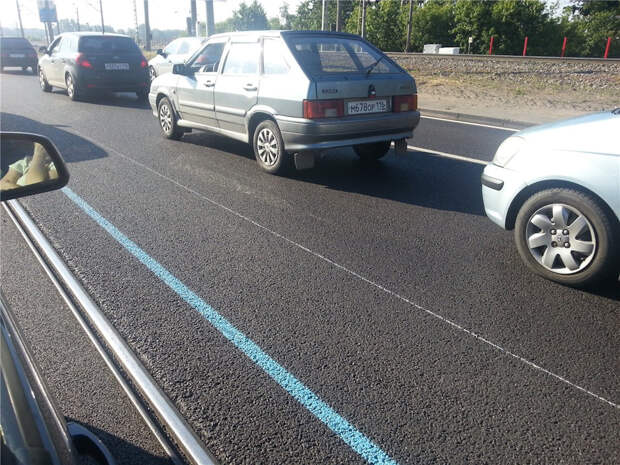 синяя разметка на дороге