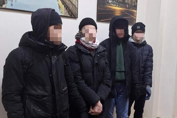 Четверых экстремалов задержали на крыше ЖК на Галстяна