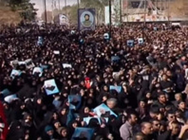 Сотни тысяч иранцев вышли на улицы городов, требуя мести за смерть генерала Сулеймани Сотни тысяч иранцев вышли на улицы городов, требуя мести за смерть генерала Сулеймани