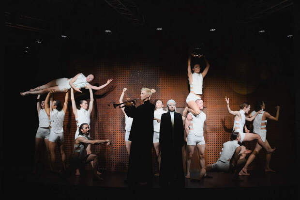 Сцена из спектакля «Мистерия про это»