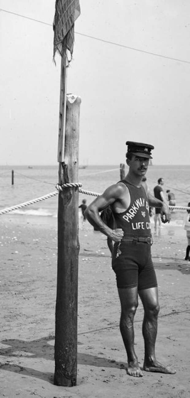 Спасатель на побережье, 1920-е годы.