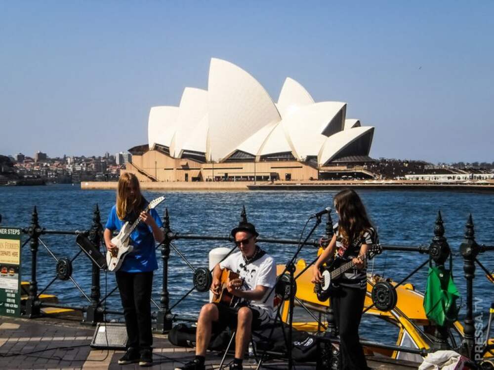 Люди в центре австралии. Туристы в Сиднее. Сидней люди. Жизнь людей в Австралии. Сидней люди живущие.