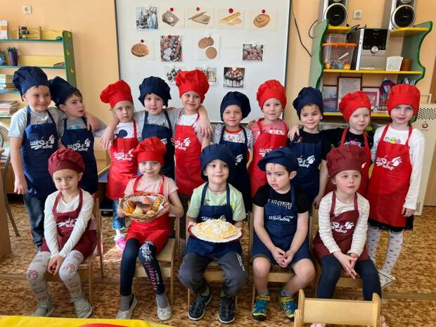 Сотрудники комбината питания «РусСоцКапитал» научили дошколят готовить ароматные булочки с сахаром