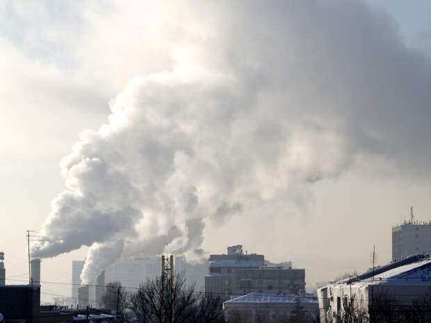 Россияне увидели в небе ярко-голубой шлейф