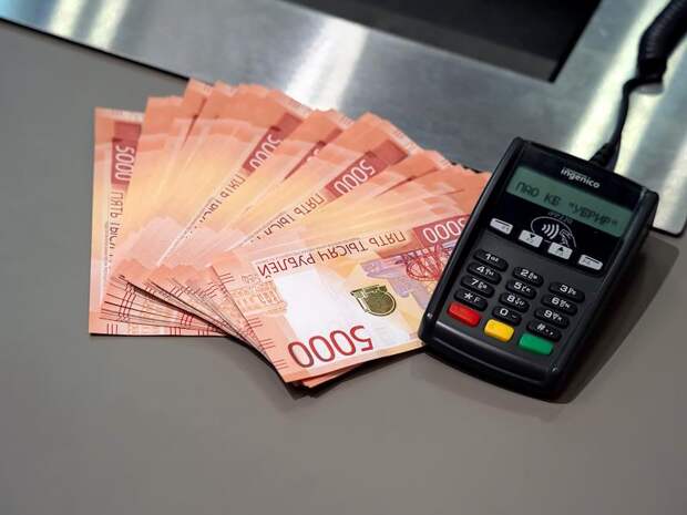 Россиянам станет тяжелее снять наличные в кассах банков