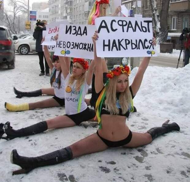 Активистки Femen примерзли грудью к баррикадам майдана