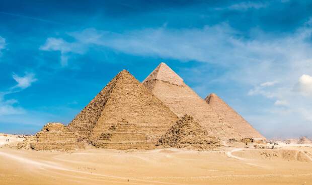 Пирамиды Гизы, Каир, Египет, Африка. Вид на пирамиды с плато Гиза © Изображение предоставлено Фейли Чен | Лицензировано от Dreamstime.Com (Фотография для редакционного / коммерческого использования)