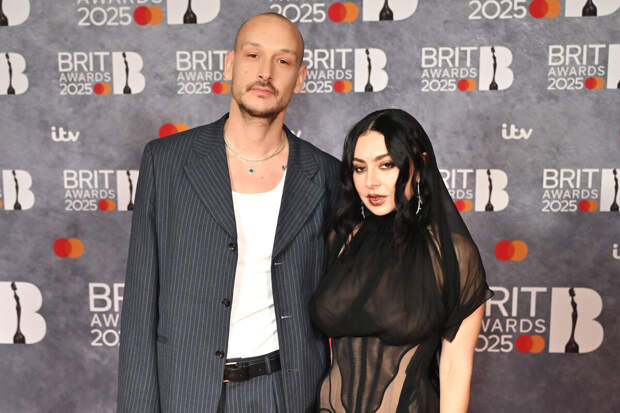 Певица Charli XCX в платье с декольте вышла замуж за барабанщика Дэниела