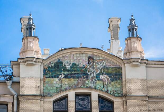 Майоликовое панно «Поклонение природе» на главном фасаде гостиницы «Метрополь»