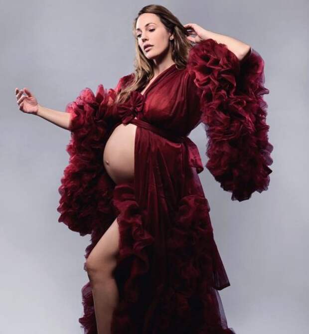 Мерьем Узерли показала свой беременный живот