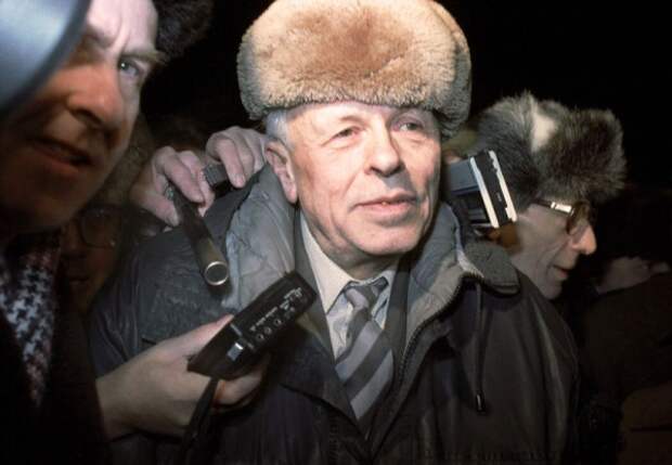 Ранее уже публиковал такие подборки фотографий об эпохах Хрущёва и Брежнева. А теперь — о менее долгой эпохе Горбачёва (1985—1991)...-17