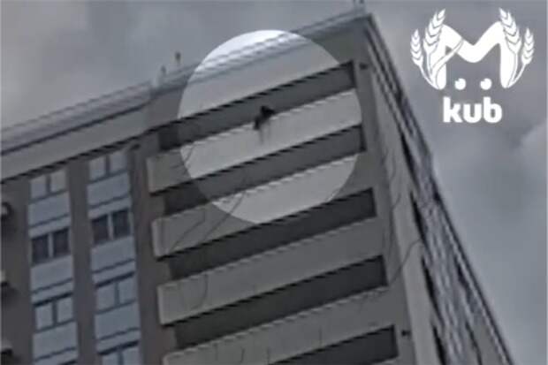 С балкона многоэтажки в столице региона России свис человек и попал на видео