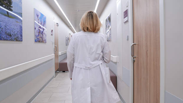 Кабмин не поддержал идею повысить лимит стоимости подарков для врачей и учителей