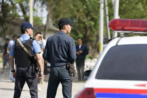 Неизвестные обстреляли машину с полицейскими на площади Сергокалы в Дагестане