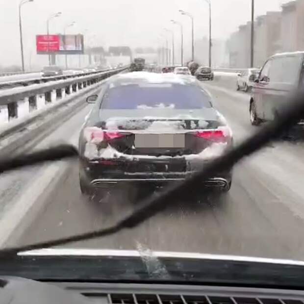 В Москве водителя Mercedes, который не пропускал скорую с ребенком, лишат прав