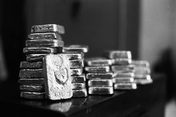 Серебро рекордно дорожает. Стоит ли россиянам вкладывать в него деньги?