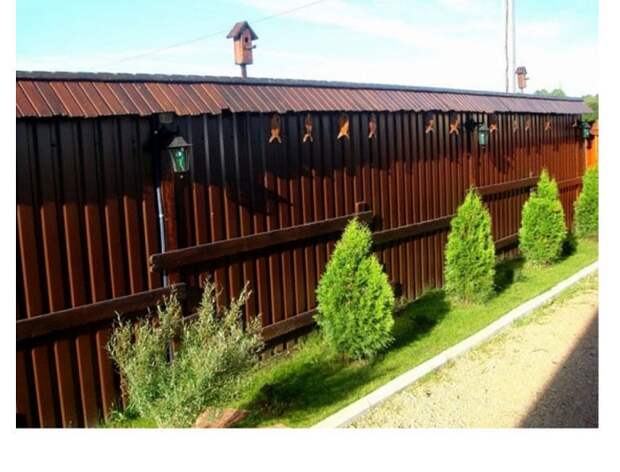Интересный деревянный забор с крышей.