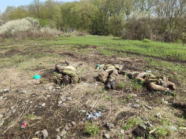 Так как киевские власти отказываются забирать тела своих убитых военнослужащих, бойцы союзных сил по православным традициям решили своими силами провести захоронение. Редкодуб, освобожденная часть ДНР.