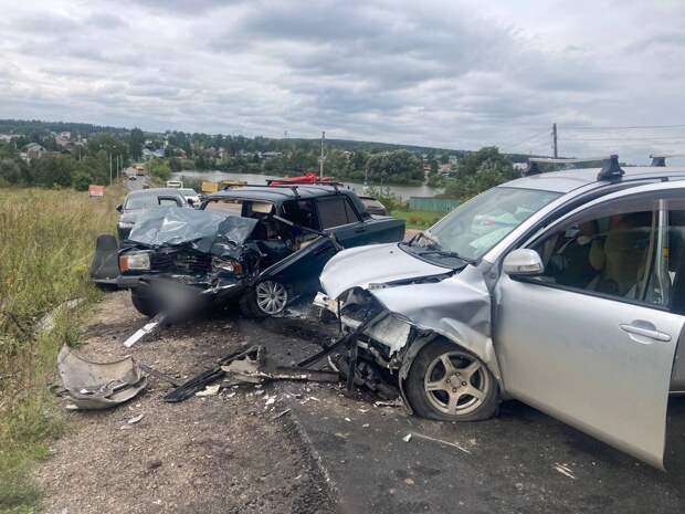 Три человека получили травмы при столкновении ВАЗа и иномарки в Завьяловском районе