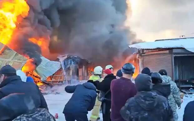 В Самаре произошло крупное чрезвычайное событие: сгорел один из крупнейших рынков города — "Кировский". Этот рынок был известен как место, где торговцы в основном были мигрантами.-5