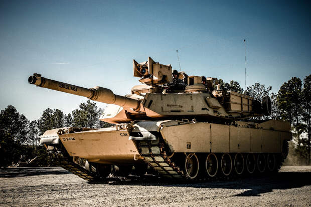Тяжёлый американский танк M1A2 является сегодня основным боевым танком США.