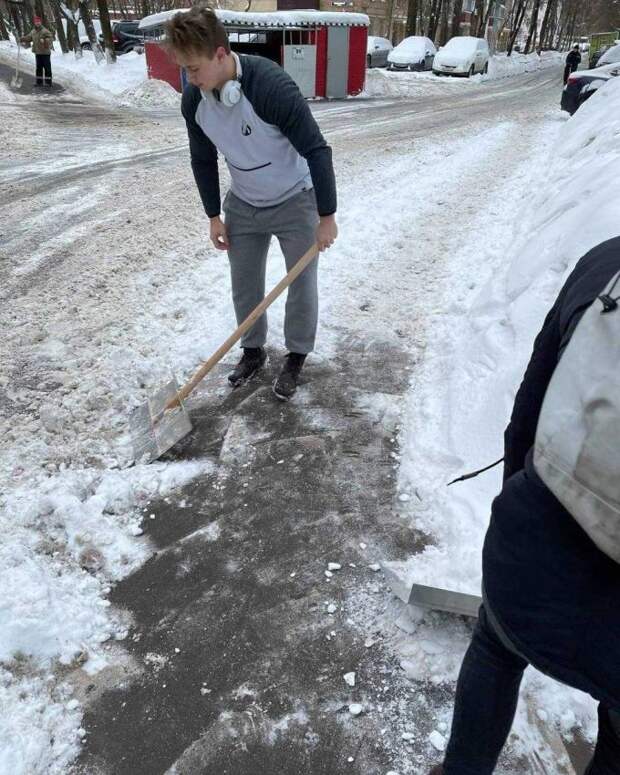 Молодежь Головинского вышла на борьбу со снегом
