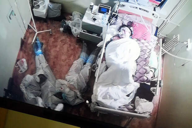 Врачи заснули на полу у кровати больного COVID-19 в Ленобласти