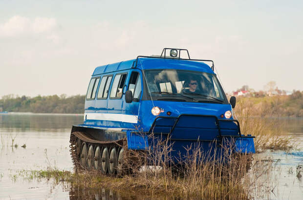 Гусеничный вездеход ГАЗ-34039 «Ирбис» на берегу водоема.