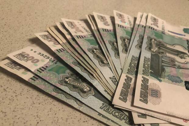 За наличность и переводы спросят: налоговая возьмется за неофициальные доходы