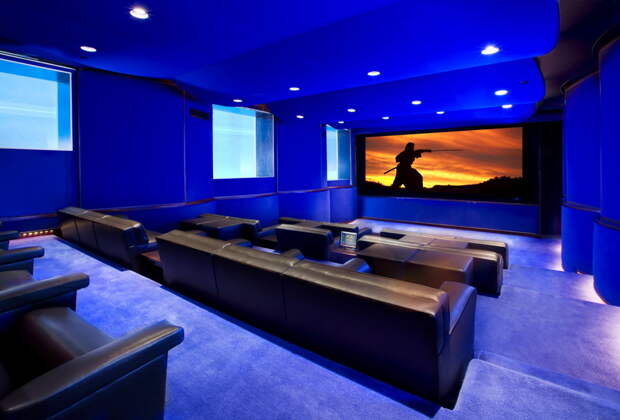 Домашний кинотеатр в цветах: фиолетовый, черный. Домашний кинотеатр в стилях: минимализм, хай-тек.