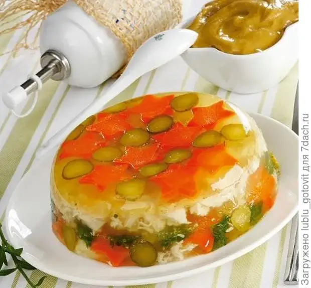 Желатин с овощами. Овощное заливное. заливное из курицы с овощами. заливное с овощами. куриное заливное с овощами.