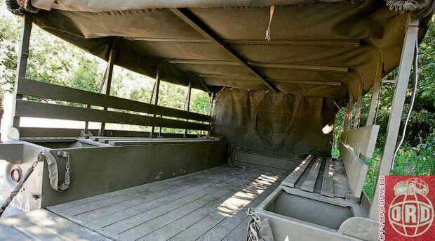 И только брезентовый тент защищает от непогоды.