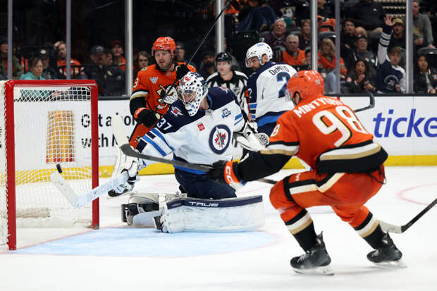 Форвард «Анахайма» Минтюков помог команде обыграть «Виннипег»