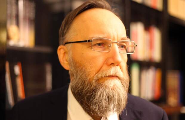 Дугин предложил заменить соцсети прогулками и кафе