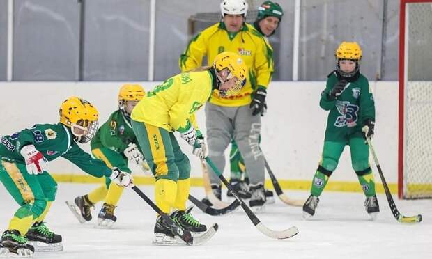 Игроки «Водника» провели мастер-классы для юных хоккеистов СШОР «Поморье» на стадионе «Труд»